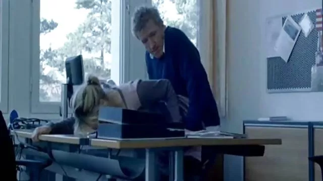 A fehér lábú testvér szex videók pompomlány mohón fújja az ázsiai ménes apró péniszét