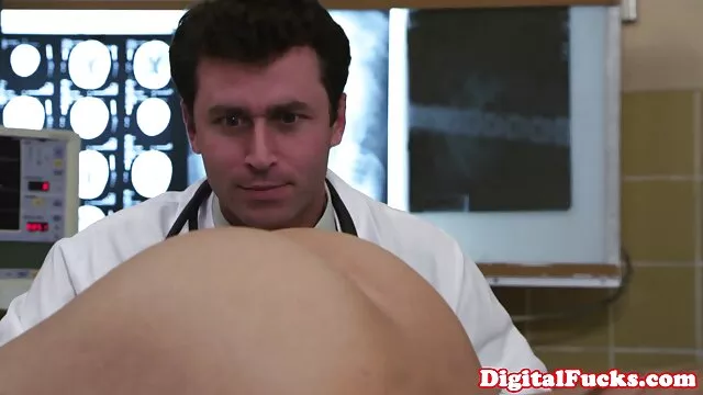 Csábító leszbikus csajok, akik egymást testver szex video nyalják a pokolban izgalmas videó