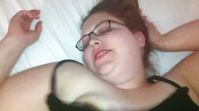 A kívánatos szőke ladyboy szép BJ-t kap, és testvérpornó fejet ad cserébe