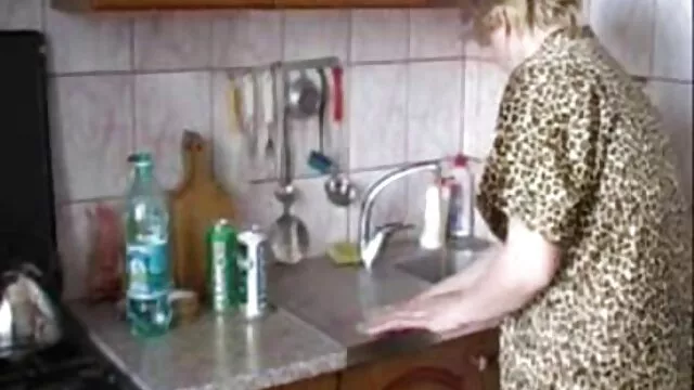 Pufók nerdy barna ladyboy necc harisnyában kap testvér pornó szép szopást