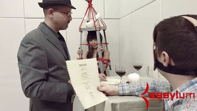A testvér pornó videók kanos srác lerángatja a lányt, miközben ölben táncol