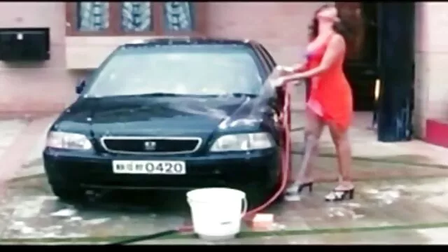 A köpcös barna nimfo testverszex nem haboz, hogy erős farkat szívjon az autóban