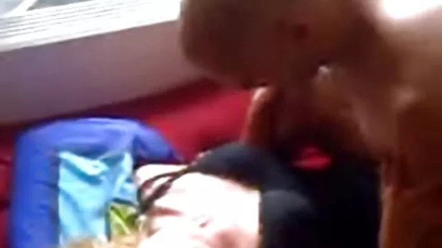 A csinos barna nimfo szenvedélyes szopással kezeli testveri sex szeretőjét