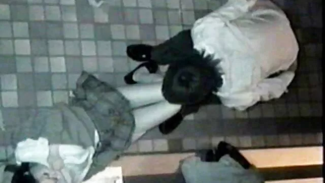 A szemtelen, szőke hajú karcsú testverszex kurva mindkét lyuk a szabadban szögezi be
