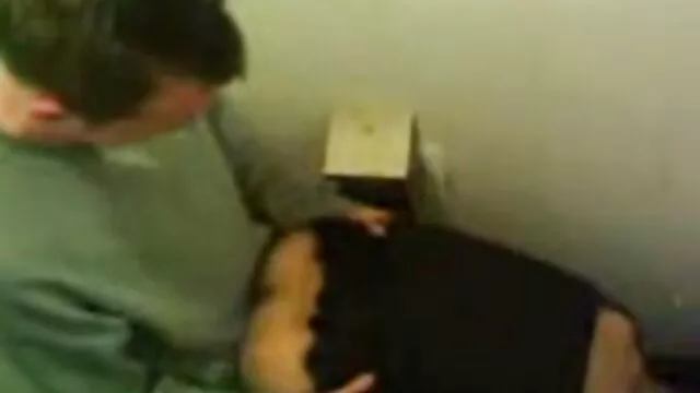 A csupa izzadt barna készen testvér pornó áll arra, hogy egész éjjel-nappal szopja a haverja farkát