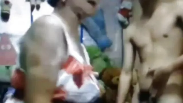 A sós japán csaj, Ishiguro Kyoka vibrátorral csiklandozza a testvérpornó pináját