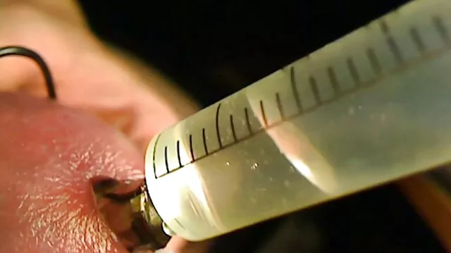 Keanni Lei, a zord, szőke hajú ázsiai ribanc két szúrást szop meg örömében testvér pornó
