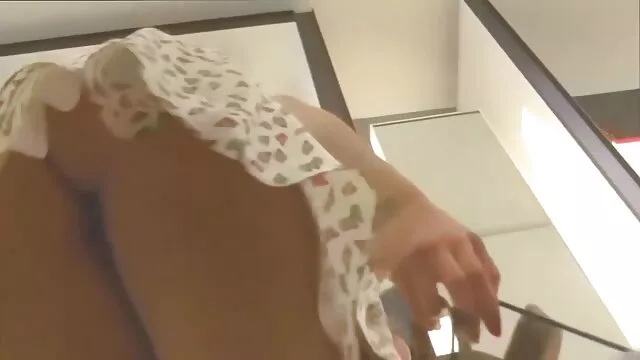 Lábszárú testvér pornó holló hajú édes élvezettel maszturbál a kamerán