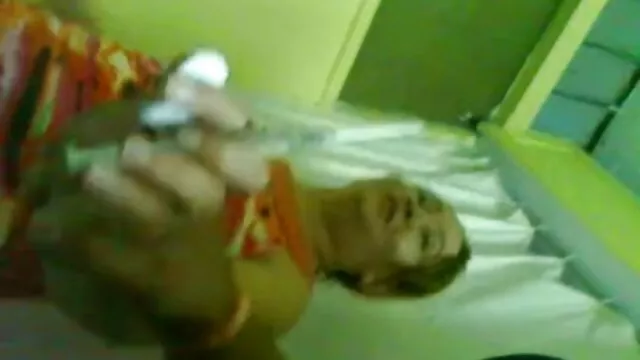 Hosszú lábú és lapos, mint a deszkabarna, szívesen ugratja testver szex videok otthon a nedves köcsögöket