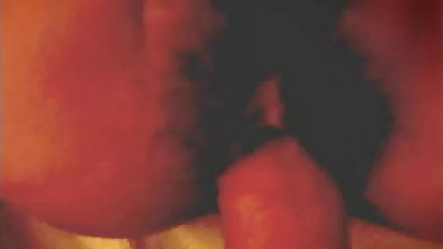 Sötét hajú bodaci csaj hatalmas vibrátort kapott teso sex BF-től születésnapi ajándékként