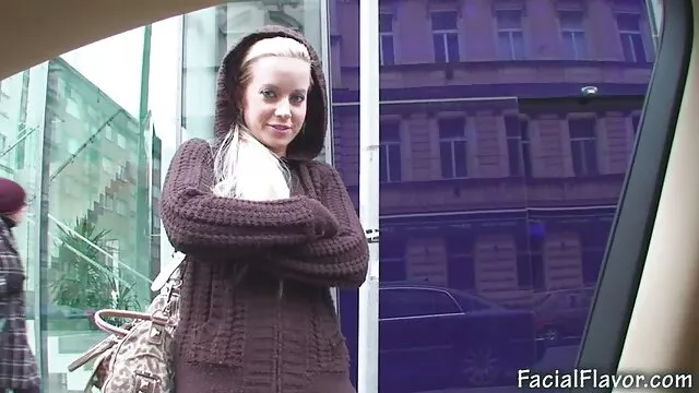 A teso sex csodálatos kakaslovas Aika Iijima szívesen ugratja a forró kakast