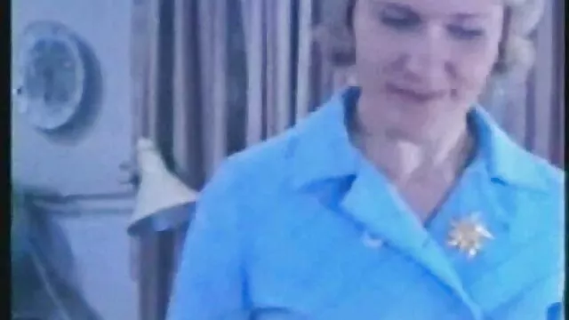 Ízletes barna szépség, gyönyörű trógerrel, a tetején testver sex hatalmas farkat lovagol