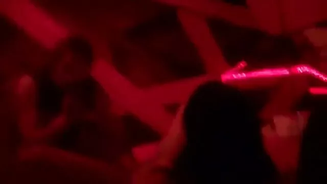 A punci fogós edzés után slampos szőke akar testverszex lovagolni és szopni két farkukat