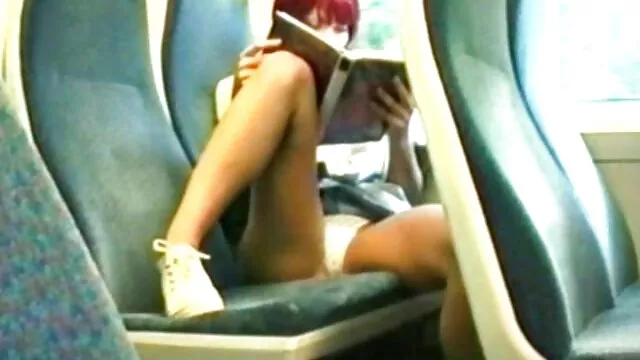 Pompás pornó testvérek szőke menyecske, nagy fogassal, Krystal Summers ujja megduzza a kanapéját