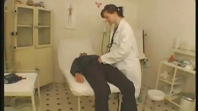 A csaló ázsiai testvér baszás szexistennő, Asa Akira élvezi a nagy fehér kakas lovaglását