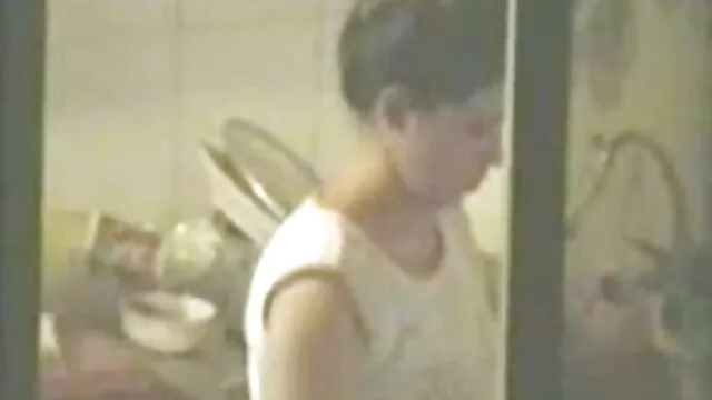 A csúnya japán kurva maszturbál, miközben perverz teso sex telefonos szexet folytat