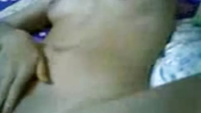 A testvér szeksz szomjas aranyos pár párás erotikus masszázst végez a szabadban