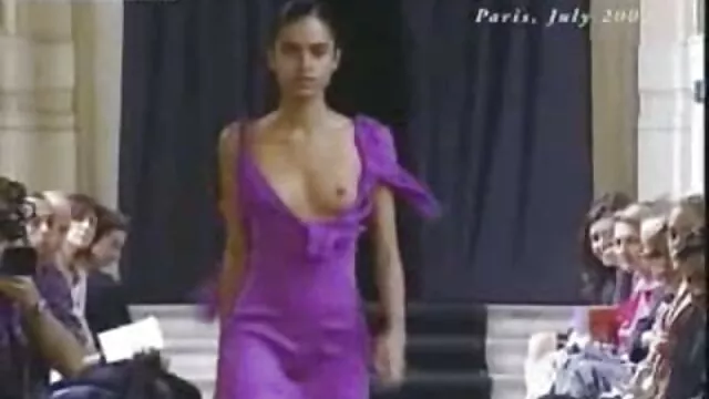 A flörtölő, busty blondie félmeztelenül úszik a szex testvér medencében, hogy demonstrálja a mellét