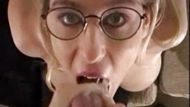 Mesés barna testversex csajszi, Ivette Blanche, aki a széken ujjongja a köcsögét