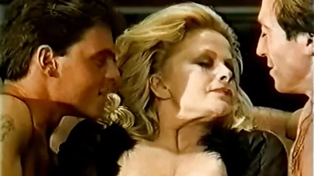 A sápadt lapos mellkasú ázsiai blondie éhes lyukaiba vesz két testvér pornó kövér fehér farkat