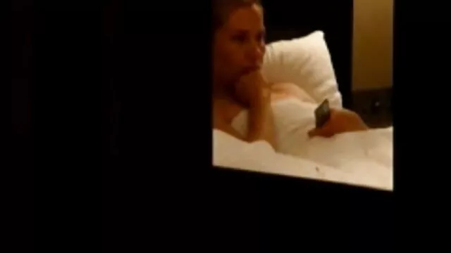 Aranyos csaj piszkálja szűk, forró punciját szabadtéri télen tesver sex