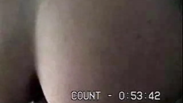 A göndör hajú csokoládéistennő, Misty Stone megbassza a fehér ménesét tesver sex