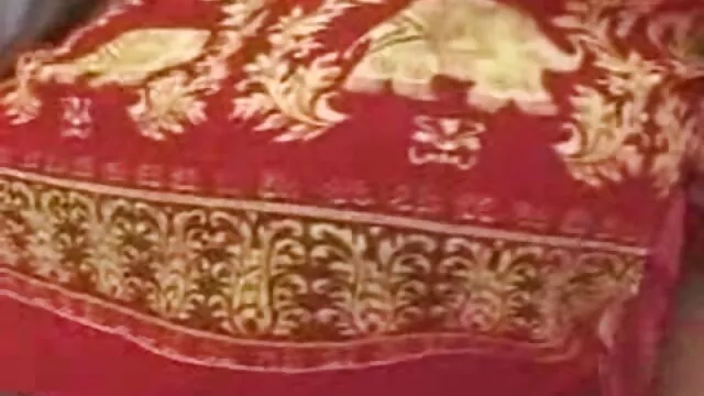 Csintalan, igazi testvér szex göndör hajú menyecske fújja a férfi kakasát