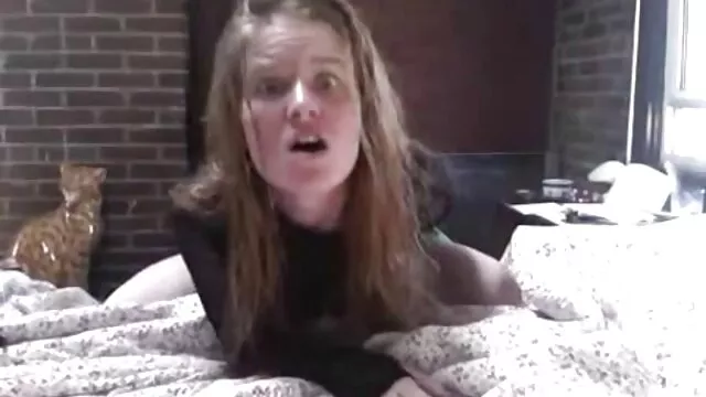 Csábító amatőr csaj pózol egy apró testver porno rózsaszín tangát viselő kamerának