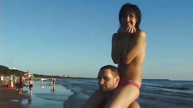 A szexi csaj, Ashley Lane lenyel egy nagy vastag testvérpornó dongot, és különböző pozíciókba fekteti