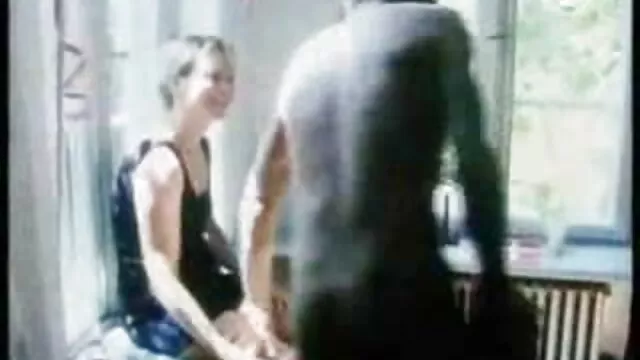 A karcsú és testversex aranyos amatőr fekete fej hátulról szögezi le a pofáját