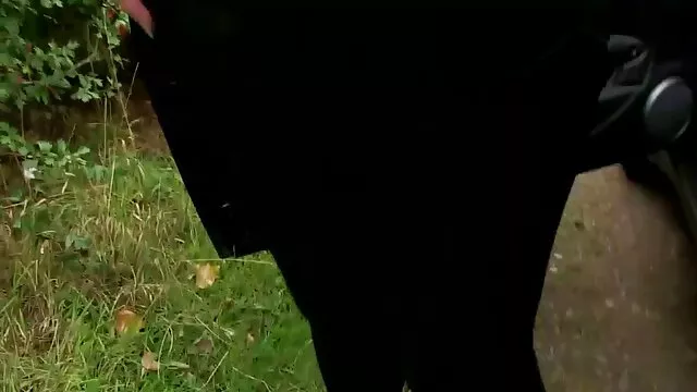 Vad gesztenyebarna szuka természetes mellekkel, xxx testvér mély torokkal, és anális ütést kap
