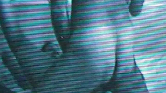 Lábszárú, holló hajú szajha örömmel lovagol óriás farkán testvérszex