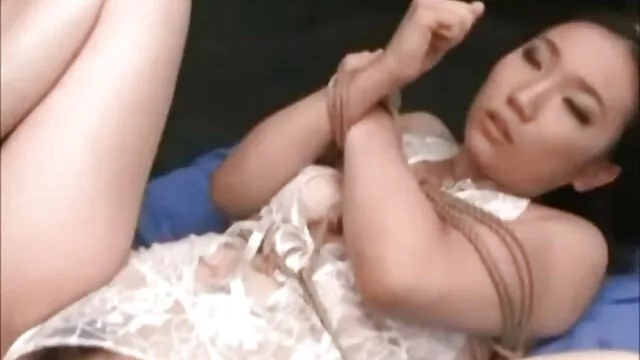 Buxom fekete hajú testvér szexvideok szépség piros bikiniben lenyeli a vastag kakast a POV kamerán