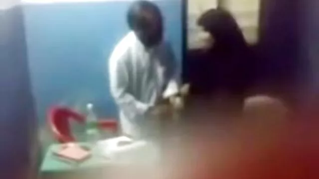 Halmozott holló hajú aranyos óriás mellekkel ad reggel mély torkát az emberének testvér pornó