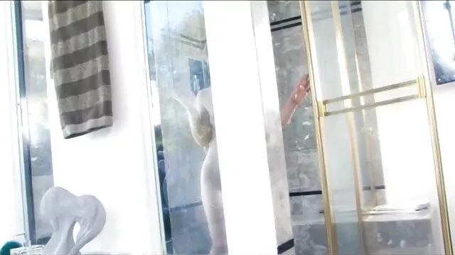 Bootylicious és szuper testvér sex busty halvány blondie lovagol nagy kakas a tengerparton