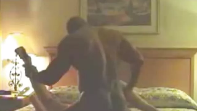 A csábító japán csaj a testvérporno vagináját vibrátorral szögezi ki a banda szex klipjében