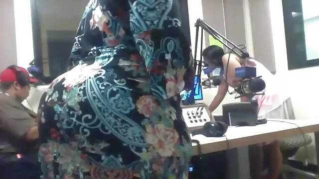 Zamatos barna csaj testver porno intenzíven ökölbe kapja a punciját
